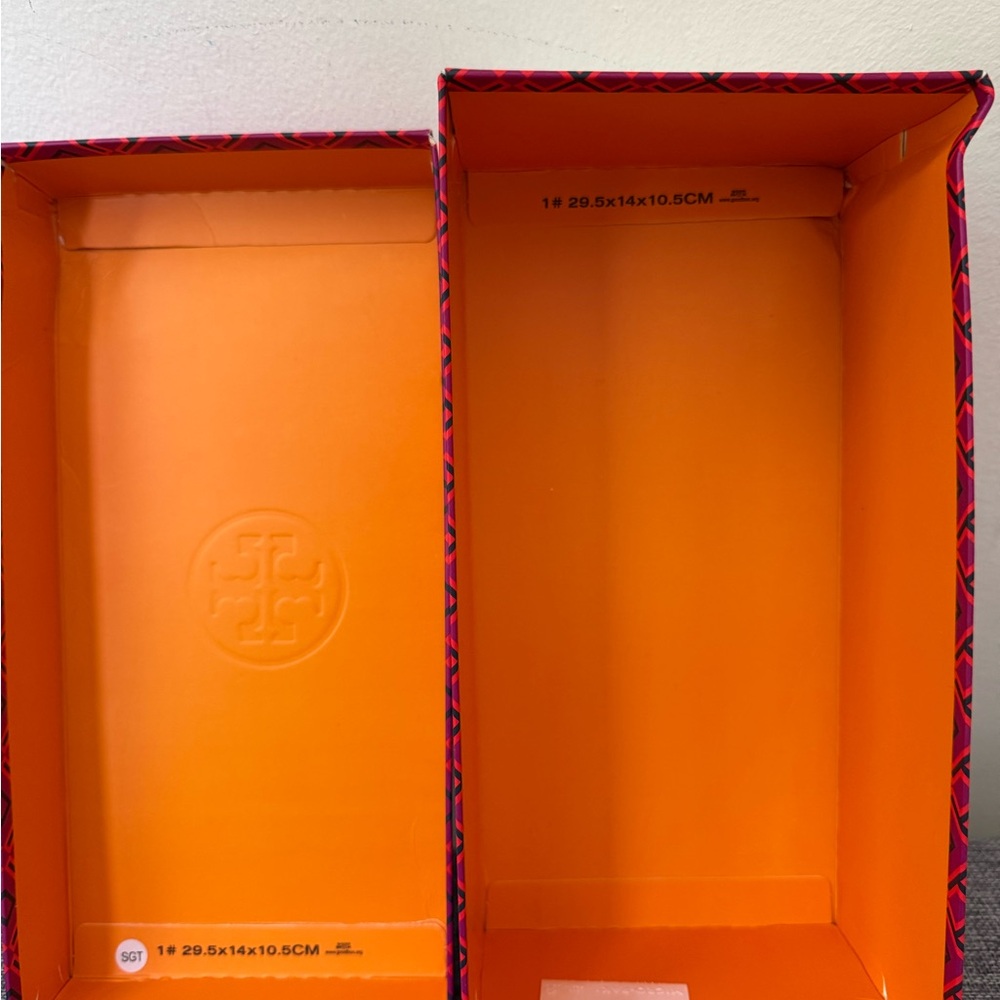Tory Burch Cream Leather Logo Driving Loafers - Picture 7 of 8